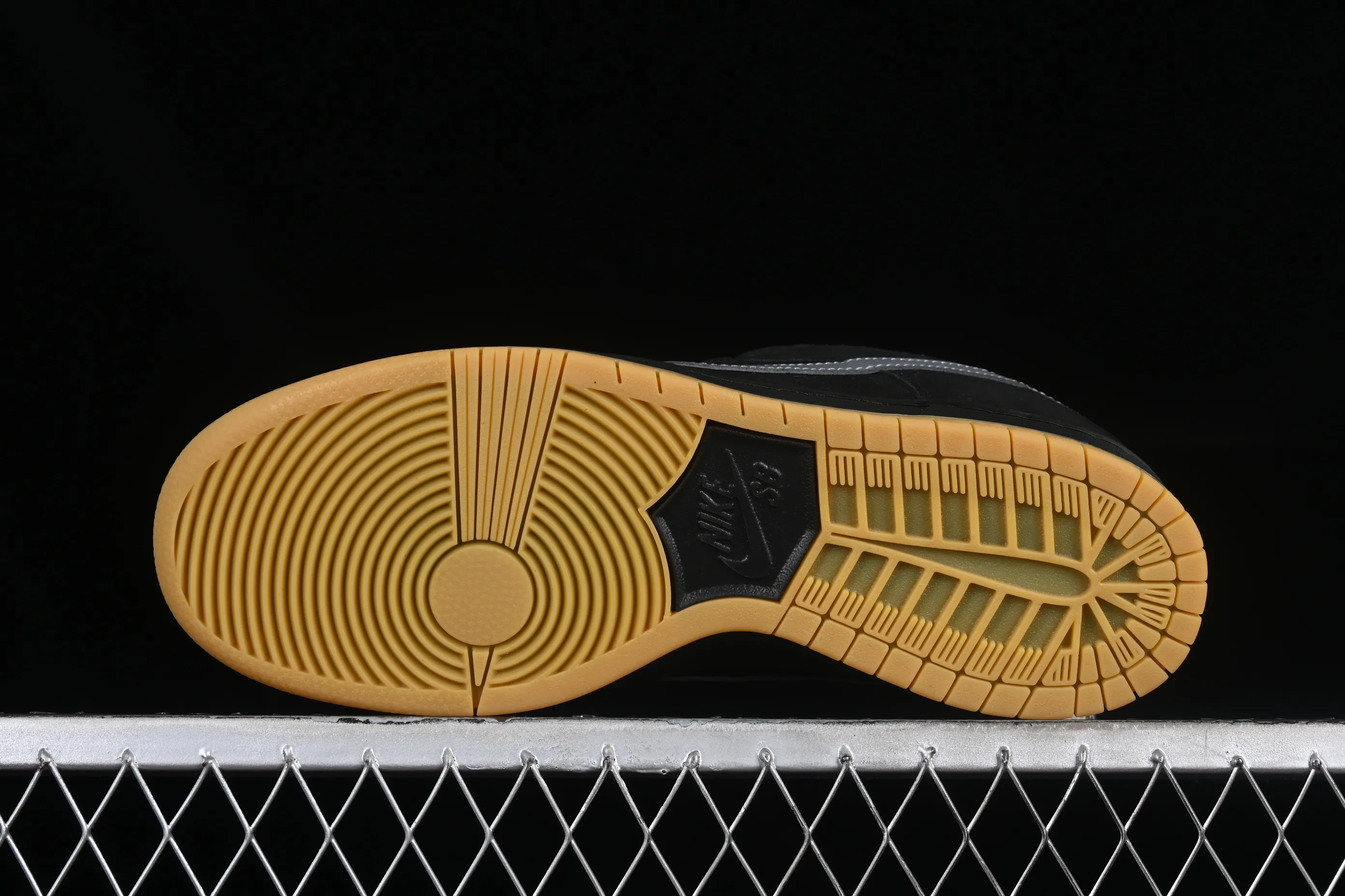 All categories Nk SB Dunk Series Nk SB Dunk Low Low-top sneakers K version Nk SB Dunk Low Raw rubber black and gray SB Dunk Series low-top casual sports skateboard shoes BQ6817-010